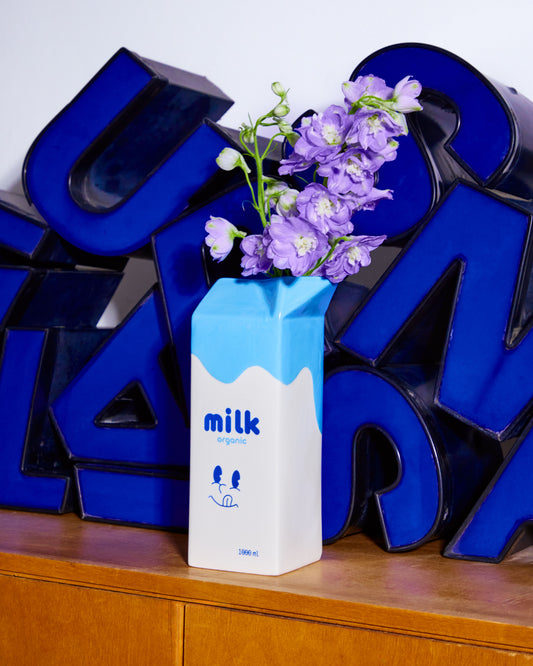 Jarrón de cerámica forma cartón de leche