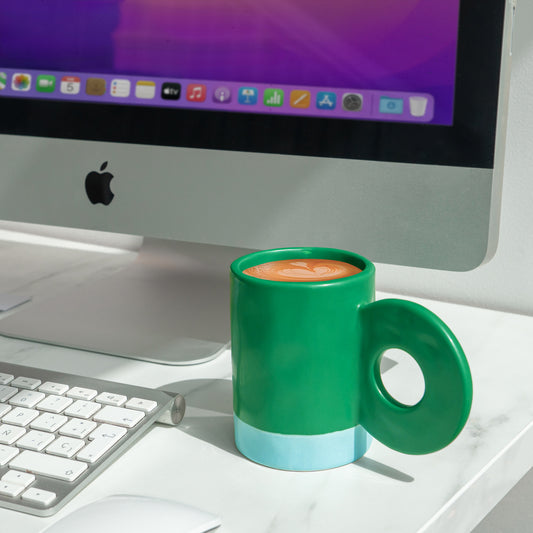 Taza de cerámica con asa original verde