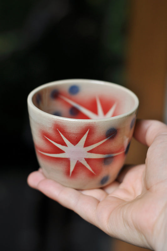 Taza de Cerámica Artesanal Estrella Roja y Lunares (200 ml)