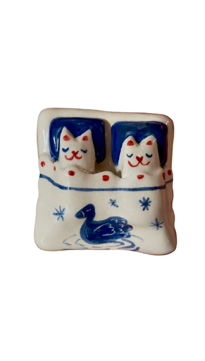 Pareja de gatitos durmiendo de cerámica