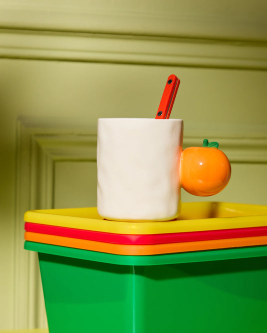 Taza de cerámica con asa naranja