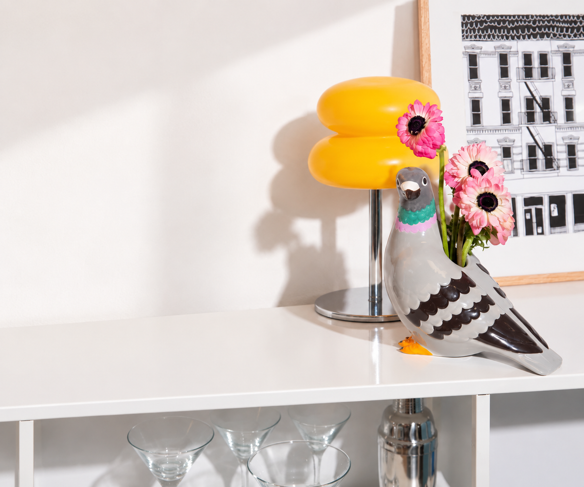 Jarrón Paloma de cerámica con flores rosas de Alegría Concept Store